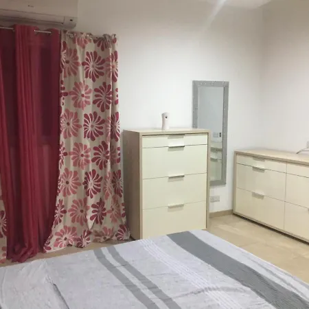 Bedroom With Shared Kicthen & Bathroom Apartament *