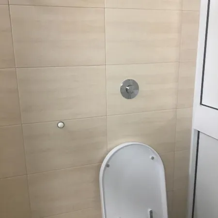 Bedroom With Shared Kicthen & Bathroom *