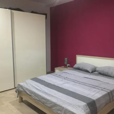 Bedroom With Shared Kicthen & Bathroom Apartment *